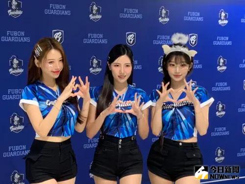 ▲▲Fubon Angels「韓籍三本柱成員」李珠珢（右）、南珉貞（中）、李雅英（左）賽前接受採訪，李雅英說之後也想唱中文歌，會認真準備。（圖／記者陳柏翰攝）