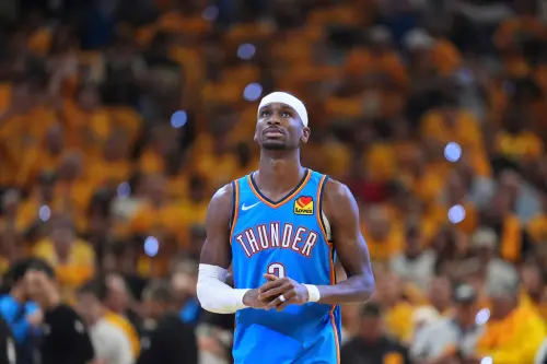 ▲球評李亦伸分析，溜馬成功讓雷霆「慢下來」，迫使雷霆進攻僅剩SGA與Jalen Williams的單打，導致上半場僅3次助攻，溜馬的防守徹底瓦解雷霆的團隊進攻。（圖／美聯社／達志影像）