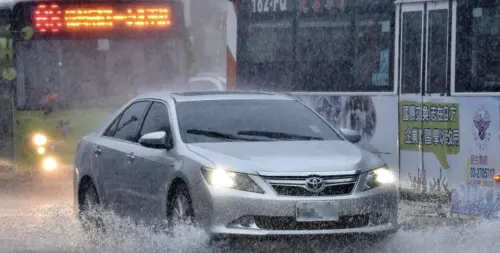 ▲就算是白天，雨勢都容易導致光線不足、視線模糊，駕駛人有責任開頭燈增加能見度。（圖／NOWnews資料照）