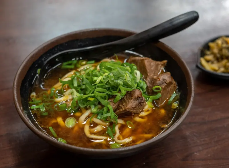 台灣牛肉麵界公認標準是它！常客全認同：熱賣42年、餐點水準超高