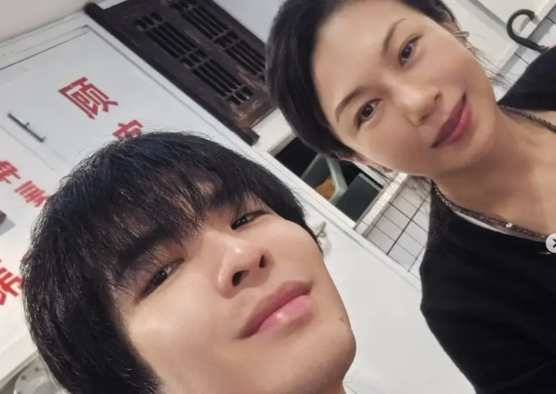 蕭敬騰放閃老婆Summer！貼臉自拍「小拇指彩繪」成亮點：太閃了