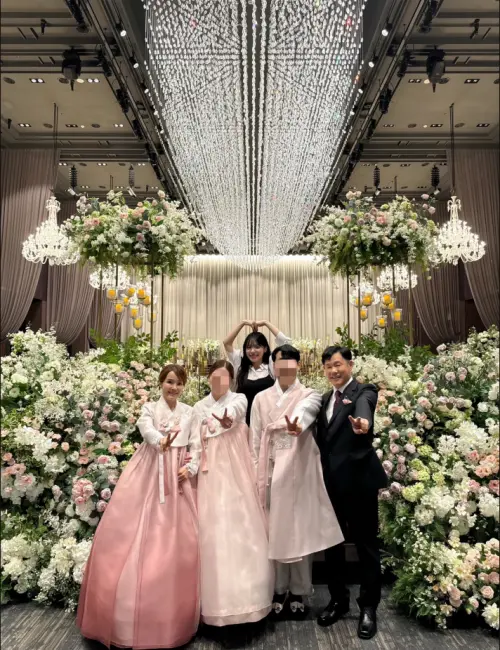 ▲李多慧（後排中）特別回韓國出席姊姊的婚禮。（圖／經紀人提供）