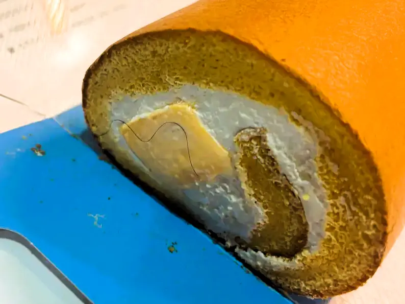 ▲民眾買亞尼克生乳捲出現「捲捲的毛」，卻因假日聯絡不上客服、無法換貨，引發熱議，業者緊急發聲明道歉，表示已主動與消費者聯繫退換貨。（圖／翻攝畫面）