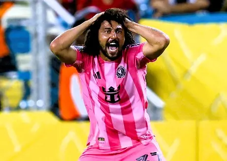 ▲邁阿密國際隊後衛Maximiliano Falcon（37號）在2025年6月14日於佛羅里達州邁阿密花園硬石體育場舉行的世俱盃A組賽中，對陣阿赫利的比賽期間做出反應表情，展現場上情緒波動瞬間。（圖／美聯社／達志影像）