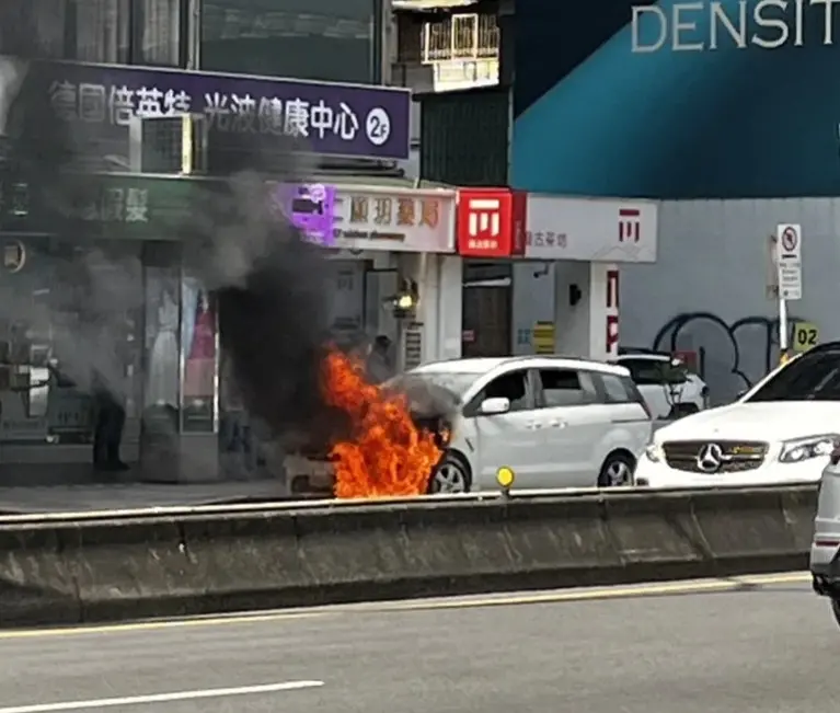 ▲ 北市信義區統一時代百貨前，15日下午發生火燒車意外，一輛汽車變成火球，還冒出濃濃黑煙。（圖／翻攝畫面）