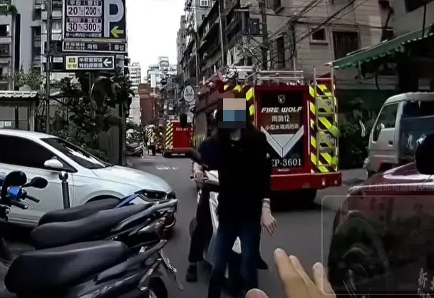 ▲ 消防隊出勤打火，居然被一位大媽抱怨阻礙交通，還一度逼車按喇叭。（圖／翻攝Wowtchout）