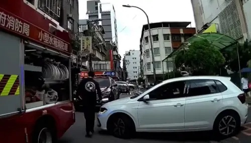 消防隊出勤打火,居然被一位大媽抱怨阻礙交通,還一度逼車按喇叭。 ▲ 消防隊出勤打火,居然被一位大媽抱怨阻礙交通,還一度逼車按喇叭。(圖/翻攝Wowtchout)