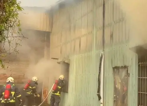 ▲ 嘉義縣番路鄉農會鐵皮倉庫15號起火，現場出動12車、22人滅火，還有無人機跟消防機器人。（圖／翻攝畫面）