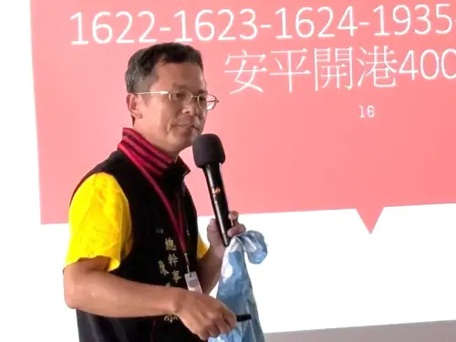 ▲海洋委員會國家海洋研究院舉辦走讀台江教育推廣活動,邀請文史研究工作者陳義添以社區營造與田野踏查為長,以及擅長運用老地圖重現地方記憶作專題演講。(圖/國家海洋研究院提供) ▲海洋委員會國家海洋研究院舉辦走讀台江教育推廣活動,邀請文史研究工作者陳義添以社區營造與田野踏查為長,以及擅長運用老地圖重現地方記憶作專題演講。(圖/國家海洋研究院提供)