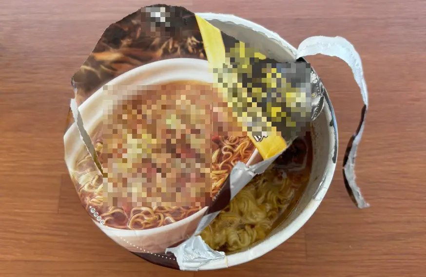 ▲近期就有老饕感慨，台灣的泡麵在「碗蓋設計」的細膩度上完全輸給日本、韓國。（圖／翻攝臉書《泡麵公社 泡麵俱樂部》）