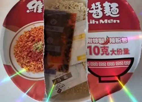 ▲台灣產的碗裝泡麵常出現蓋體撕破悲劇。（圖／翻攝臉書《泡麵公社 泡麵俱樂部》）