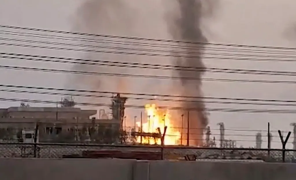 ▲以色列與伊朗的飛彈互轟持續到第四日。圖為伊朗南部布希爾省的南帕爾斯氣田14日晚間遭以色列無人機攻擊。（圖／美聯社／達志影像）