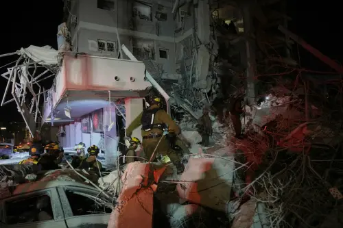 ▲以色列特拉維夫的建築物遭伊朗飛彈擊中。（圖／美聯社／達志影像）