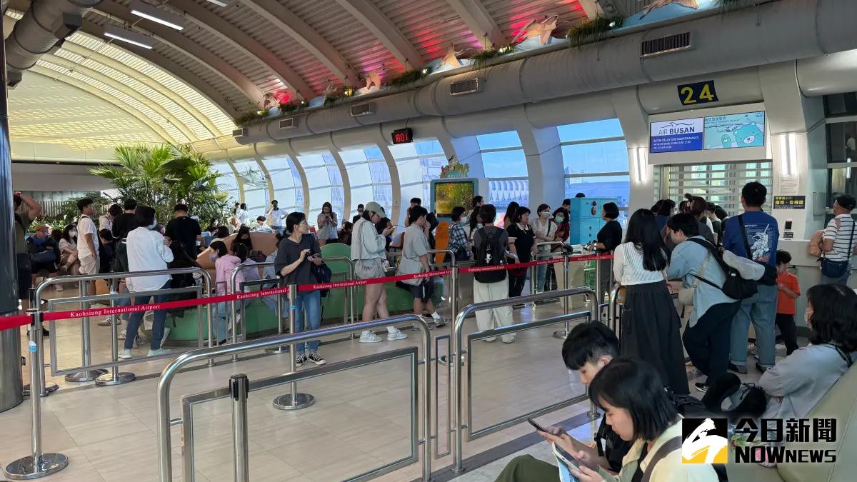 ▲韓國釜山航空一架航班號BX796原本預定今(15)日14:15從高雄飛釜山班機，因航機機械問題而取消，機上乘客195人目前在候機室準備辦理退關。(圖／翻攝畫面)