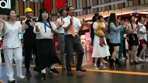 ▲星星戲樂演藝團隊以百工百業的陣容,快閃演唱「我的未來不是夢」,象徵新人的舞台有無限可能。(圖/記者陳美嘉翻攝) ▲星星戲樂演藝團隊以百工百業的陣容,快閃演唱「我的未來不是夢」,象徵新人的舞台有無限可能。(圖/記者陳美嘉翻攝)