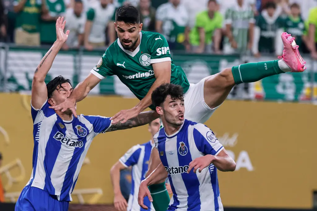 ▲2025年國際足總俱樂部世界盃（FIFA Club World Cup）A組小組賽，由巴甲勁旅對決葡超豪門波圖，兩隊此戰形成「互轟」局面，但都未能攻破對方球門，終場兩隊0：0握手言和，目前A組4隊皆為1分積分，整體晉級態勢難以預測。（圖／美聯社／達志影像）