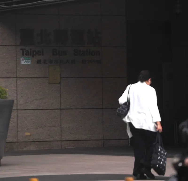 ▲田秋堇今年5月9日下午4時許、還沒下班的時間,被人拍到搭乘監察院公務車前往台北轉運站。(圖/民眾黨提供,2025.06.16)