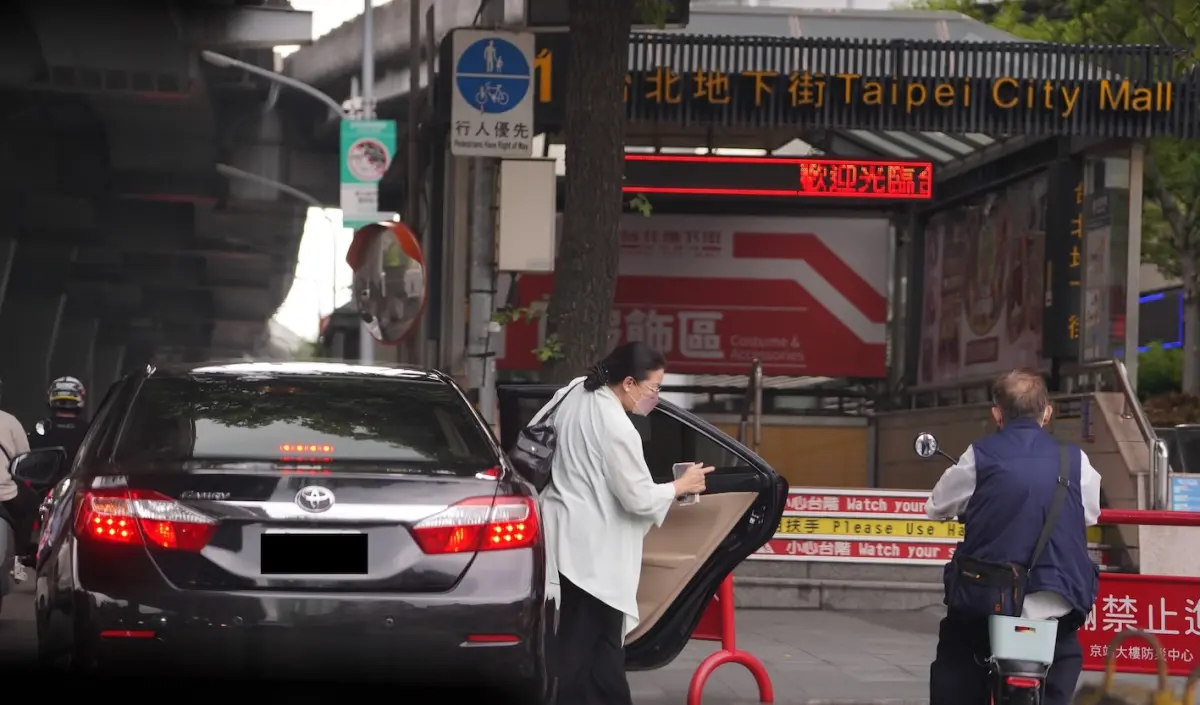 ▲今年5月9日下午4時許、還沒下班的時間，被人拍到搭乘監察院公務車前往台北轉運站。（圖／民眾黨提供，2025.06.16）