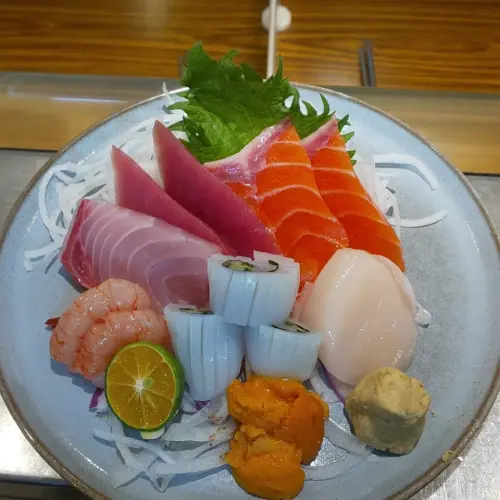 東區17年高CP值「生魚片丼飯」熄燈!納豆也不捨 最後營業時間曝 ▲宇澤小舖在台北東區,以高CP值「生魚片丼飯」打響名號。(圖/翻攝自宇澤小舖生魚片丼專賣 FB)