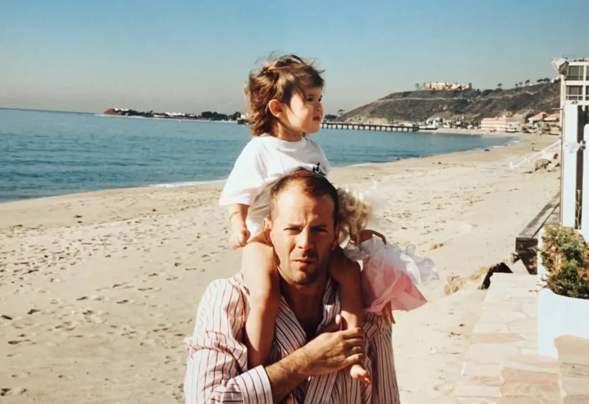 ▲布魯斯威利（下）的大女兒露瑪，發布童年時和爸爸的合照，表示在父親節這一天，胸口有深深的痛，暗示70歲的布魯斯，額顳葉型失智症病況似乎沒有好轉。（圖／摘自IG）