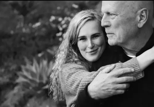 ▲露瑪（左）和爸爸布魯斯（右）的關係向來很親密，布魯斯患病之後，也會抽空來陪伴。（圖／摘自IG）