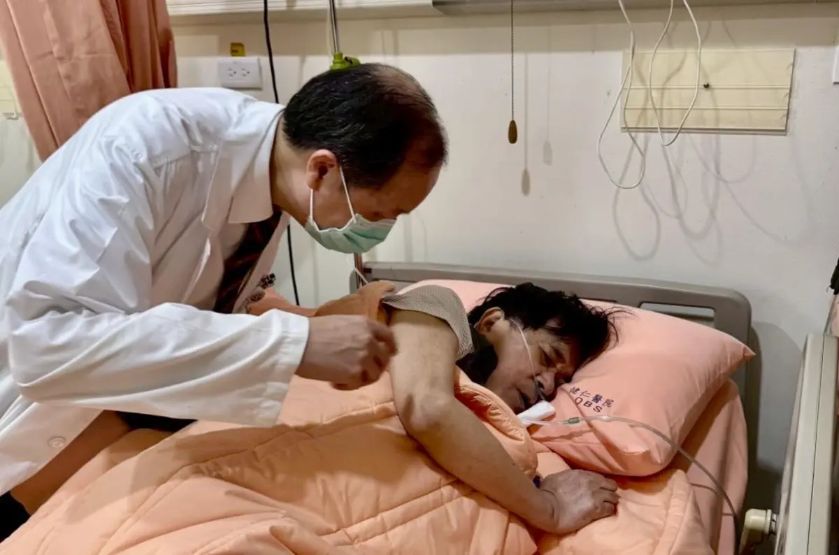 ▲陳水扁16日突然在臉書PO出一張躺在病床上的照片。（圖／翻攝陳水扁臉書）