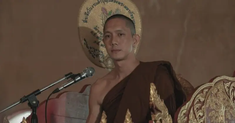 ▲泰劇《絕廟騙局》以詼諧手法挑戰佛教黑暗面，沒想到真的有住持靠貪污賺超過3億泰銖。圖為泰劇照片，非此案當事人。（圖／翻攝自劇照）