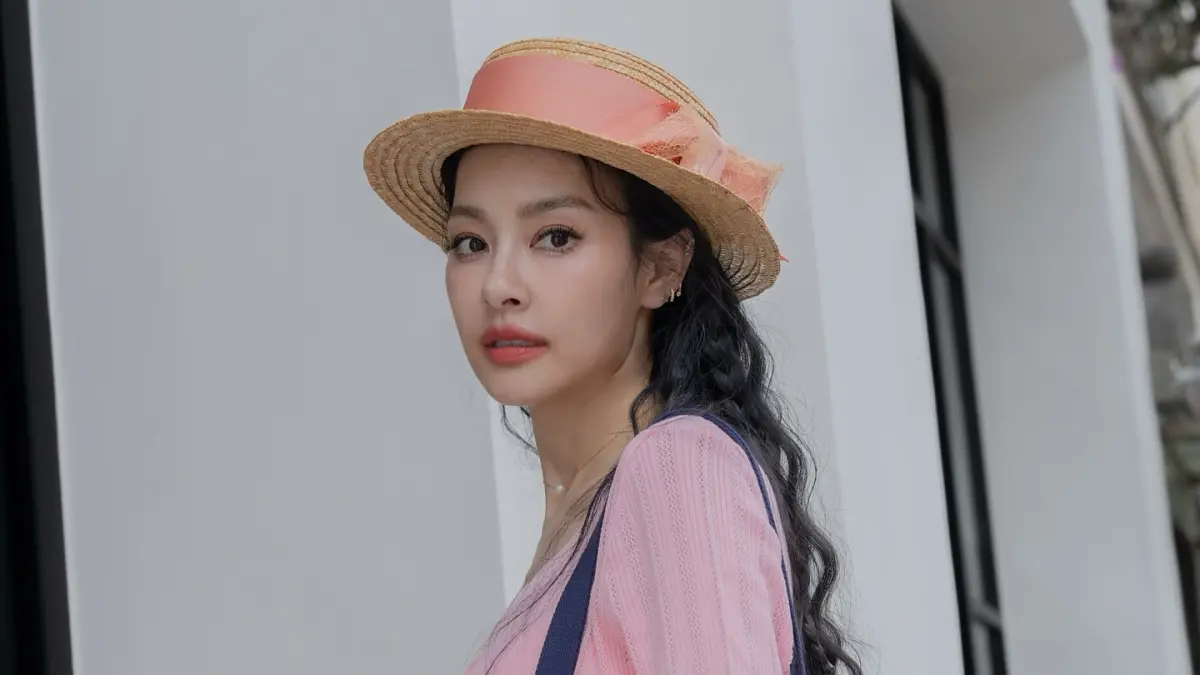 ▲女星王思佳（如圖）近日傳出代言保健品翻車，廠商砸300萬卻銷量不到10萬，掀起業界信任危機，《NOWnews今日新聞》盤點王思佳出道以來的爭議事件，從出道初期的抄襲風波到近年的賣假包、假買房事件，來讓讀者們更認識這位「Drama Queen」的故事。（圖／翻攝自王思佳臉書）