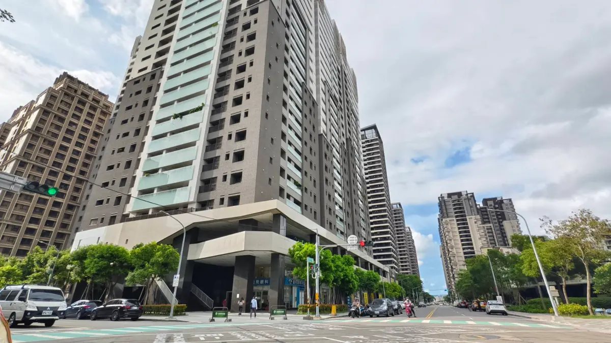 ▲信義房屋專家指出，4月初消息一出，科技股全面翻綠，帶看量較3月減少約三成，房市進入觀望期；直到5月隨股市回穩，網路點閱與實際看屋人數才逐步回升。（圖／信義房屋）