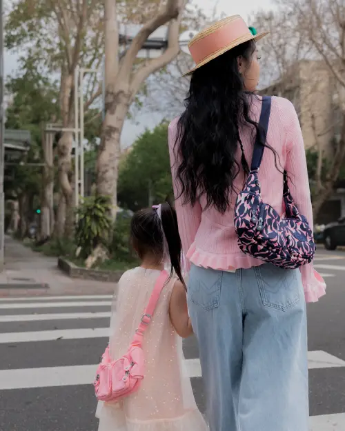 ▲王思佳(右)與徐小可、劉伊心合體主持親子節目,希望透過節目成功轉型。(圖/翻攝自王思佳臉書) ▲王思佳(右)與徐小可、劉伊心合體主持親子節目,希望透過節目成功轉型。(圖/翻攝自王思佳臉書)