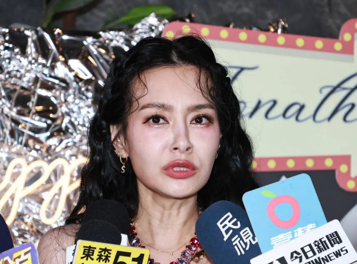 ▲王思佳今（16）日出席新節目《一起長大吧！》記者會，卻變成澄清「代言業績慘」的控訴大會，揭露自己一直被同一個人針對，不斷放出負面傳聞，還透露對方身分線索，廠商都忍不住要出獎金喊話媒體、網友揭開那人的真實姓名。（圖／記者吳翊緁攝）