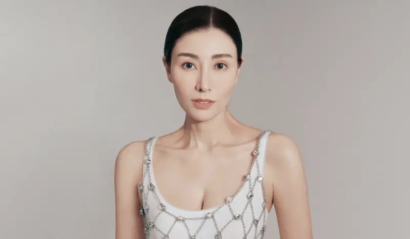 ▲「最美港姐」李嘉欣（如圖）今日迎來了55歲生日！她和富豪許晉亨結婚15年育有一子，不過卻沒有繼承夫家財產的資格，只能靠用領800萬過日子。（圖／李嘉欣IG）