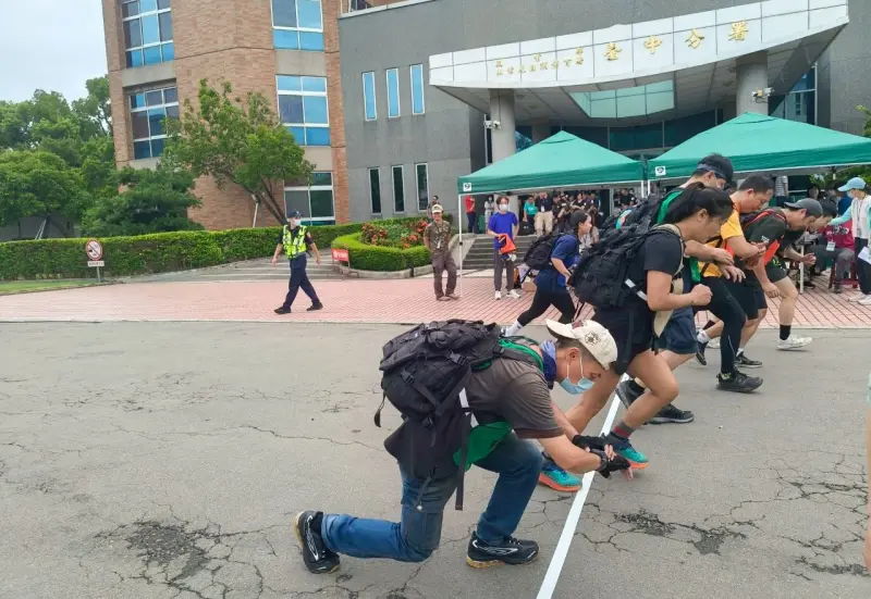 ▲林業署台中分署舉辦森林護管員甄試，20公斤負重跑走是重要術科關卡。（圖／林業署台中分署提供，2025.06.16）
