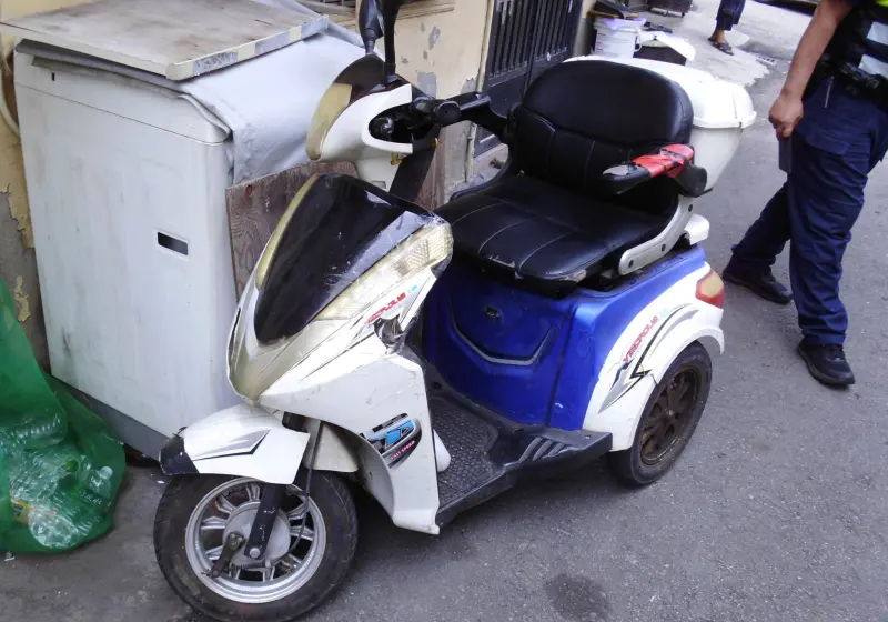 ▲這輛電動代歩車也神奇，從監視器中看到它自行往前滑行數尺後，自動右轉停妥於騎樓，未傷及其他人車（圖/記者鄧力軍翻攝）