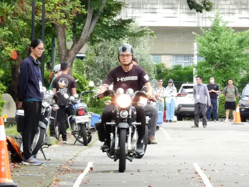 校園登山嚮導晉級國家森林護管員!21歲興大生成最年輕榜首 ▲巡視山林第一步是精準操控打檔機車。(圖/林業署台中分署提供,2025.06.16)