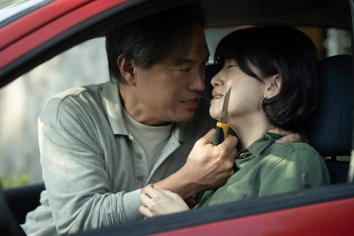 ▲張翰（左）在《我們與惡的距離2》中飾演許幸國，因為家暴老婆朱芷瑩，被朱芷瑩申請保護令，不得接近小孩，這段也成為收視高點。（圖／CATCHPLAY+、公視、大慕可可）