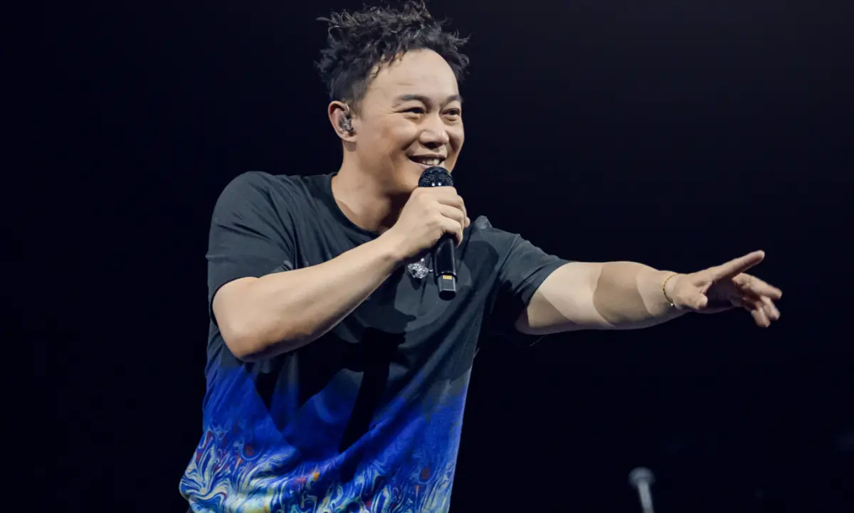 ▲陳奕迅驚喜預告將推出「FEAR and DREAMS紀錄片」作為巡演結束禮物。紀錄片在8月於澳門舉行最終站演唱會期間同步上映。（圖／廿一克有限公司提供）