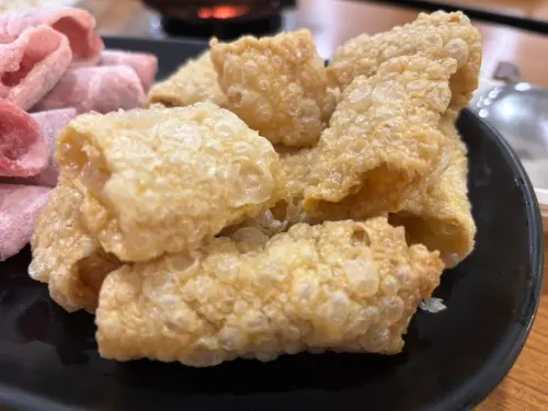 ▲生豆皮會經過「晾乾、捲起來、蒸壓、油炸」等不同的處理，演變為不同的種類。（圖／記者張志浩攝）