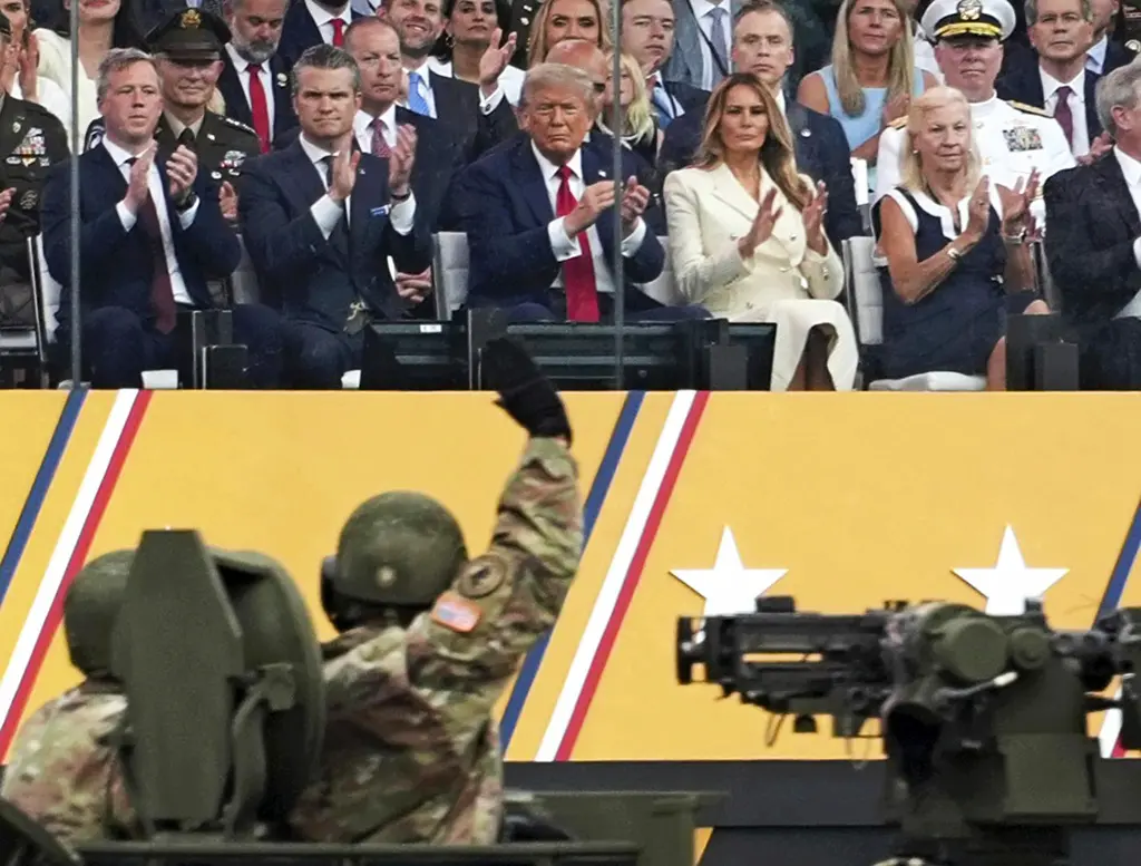 ▲美國華府14日時舉行了大型閱兵儀式，以慶祝美國陸軍成立250週年。（圖／美聯社／達志影像）