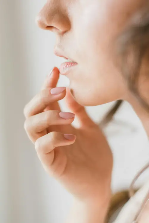 ▲黃軒醫師也建議，當鼻毛過長，最好使用圓頭小剪刀，輕輕修剪露出的部分即可，重點是修剪而非完全剪除鼻毛，留下鼻毛才能讓它好好守護呼吸道。（圖／Pexels）