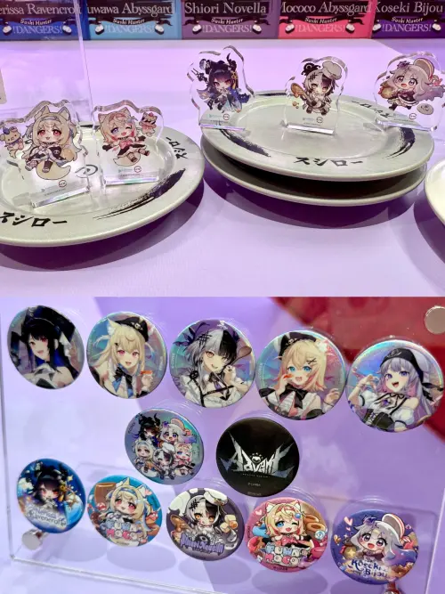 ▲由上至下：「盲袋Q版飯友壓克力磚」共5款、「盲袋胸章特典」共12款。（圖／記者蕭涵云攝）