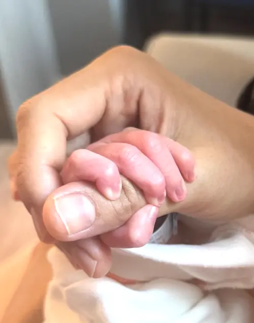 ▲林依晨生下二胎，分享溫馨牽手照。（圖／翻攝自林依晨IG）