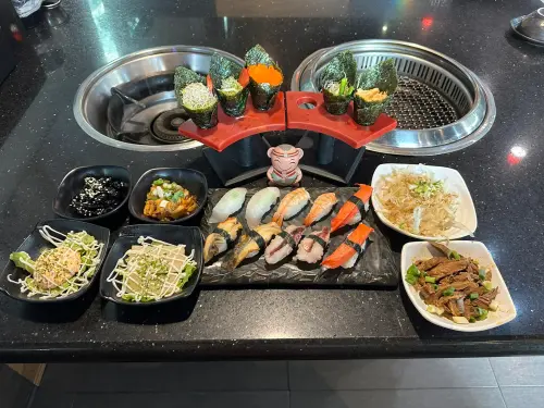 ▲「石頭燒肉永康館」還大方端出握壽司、手捲，也都能無限量享用。（圖／翻攝自石頭燒肉永康館FB）