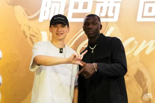 ▲阿巴西記者會上演溫馨橋段，與昔日戰友謝亞軒的逗趣互動，讓球迷更期待未來「豹喵連線」。（圖／新北中信特攻提供）