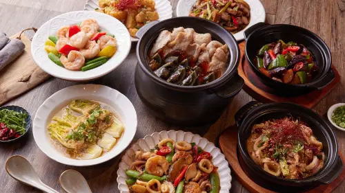 ▲主打現點現煮、活體海鮮與秘製金湯底的「麟粥宮」以金湯潮汕砂鍋粥為主軸，推出多道經典招牌與創新菜色。（圖／記者陳美嘉翻攝）