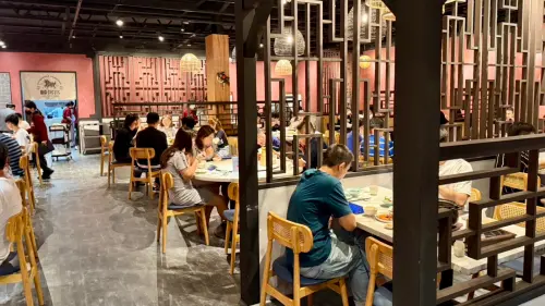 ▲「麟粥宮」巨蛋商圈店開幕以來吸引無數饕客排隊等候，南高雄分店預計於九月底開幕。（圖／記者陳美嘉翻攝）