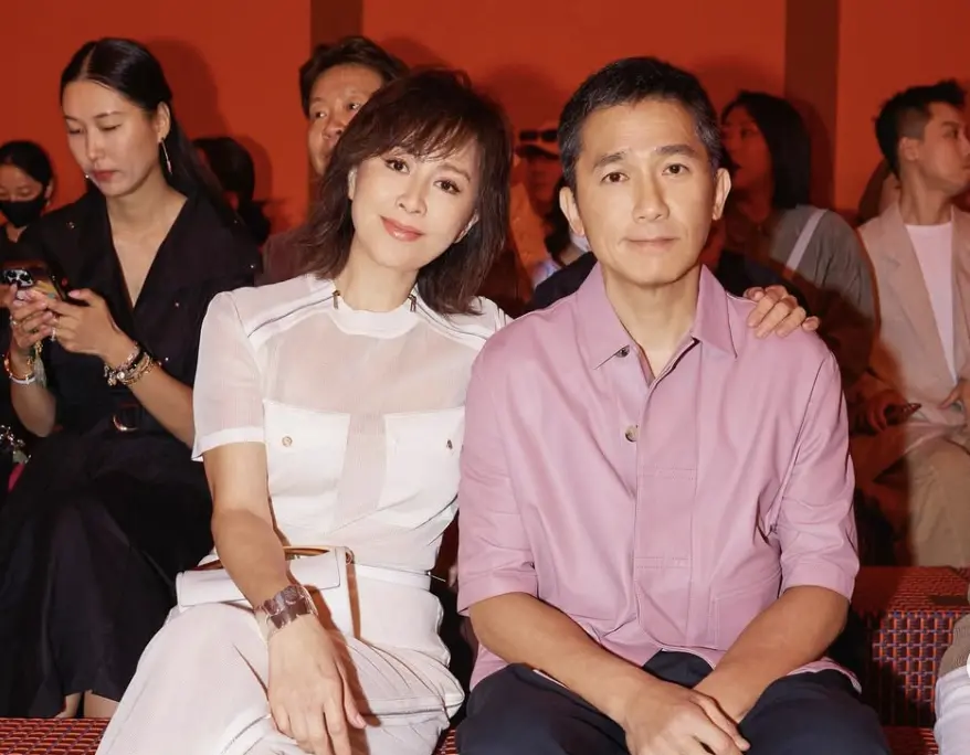 ▲梁朝偉（右）陪劉嘉玲（左）在上海看精品的新一季服裝秀，被形容像是劉嘉玲身旁的跟班，老態難以遮掩，兩人坐在會場裡，各方只注意到他的手都不知道該怎麼擺，感覺得出內心頗為不安。（圖／摘自劉嘉玲IG）