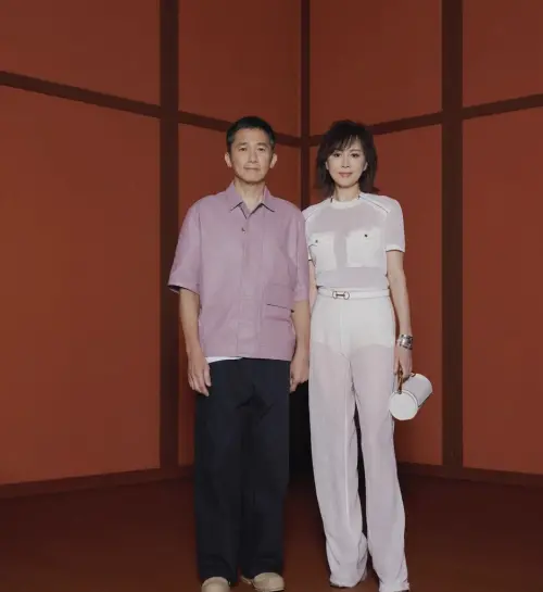 ▲劉嘉玲（右）喜歡熱鬧、性格活潑，在上海看精品秀這種活動比較適合她的性格，但對有社交恐慌的梁朝偉（左）來說，就有點不是很自在。（圖／摘自劉嘉玲IG）