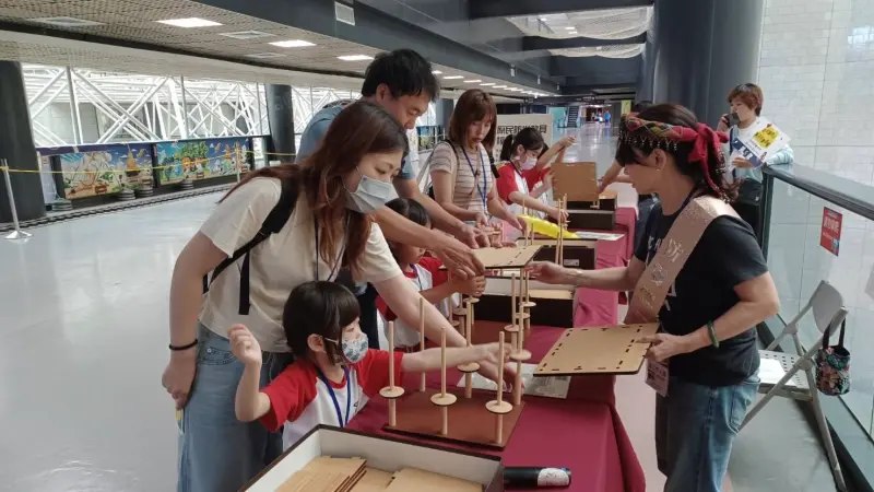 ▲ 「114年幼兒園防災親子共學活動」活動規劃六大防災主題關卡，吸引過百位親子一同參與。（圖／高市府教育局提供）