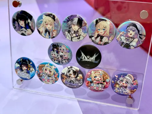 ▲台灣壽司郎《hololive English -Advent-》盲袋胸章共12款。（圖／記者蕭涵云攝）